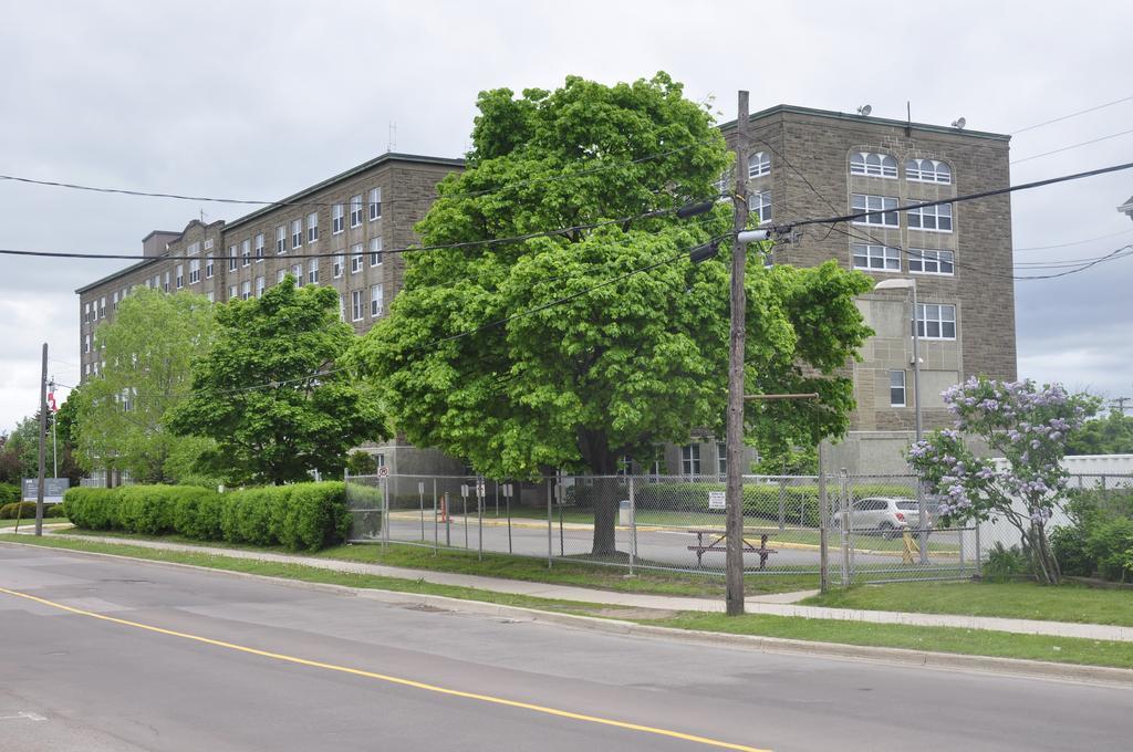 Moncton Suites - Apartments Across Georges Dumont Buitenkant foto