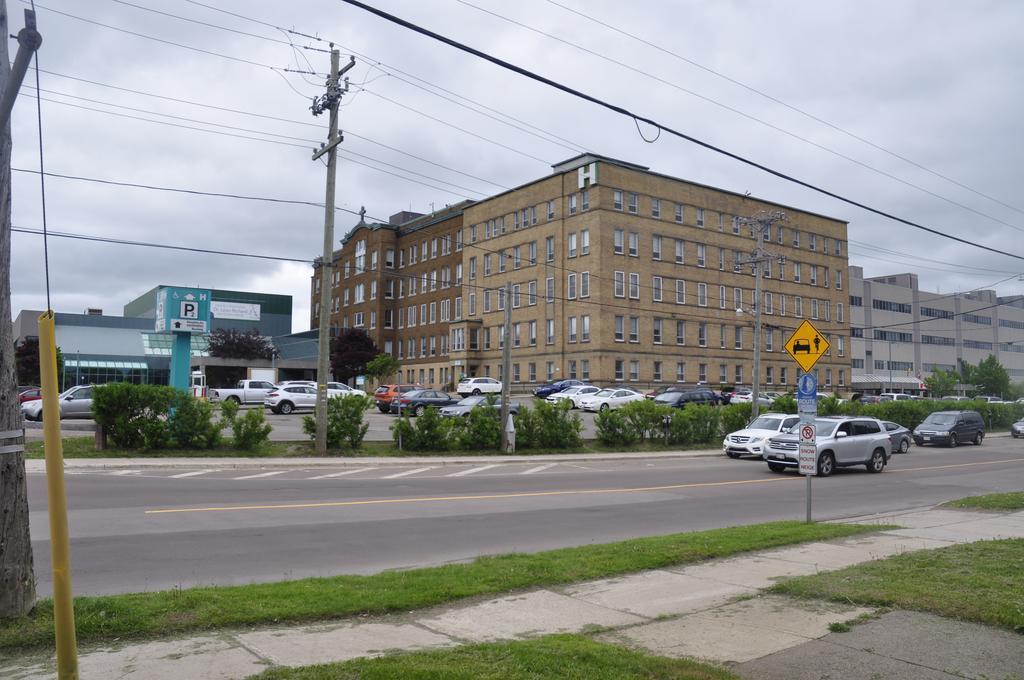 Moncton Suites - Apartments Across Georges Dumont Buitenkant foto