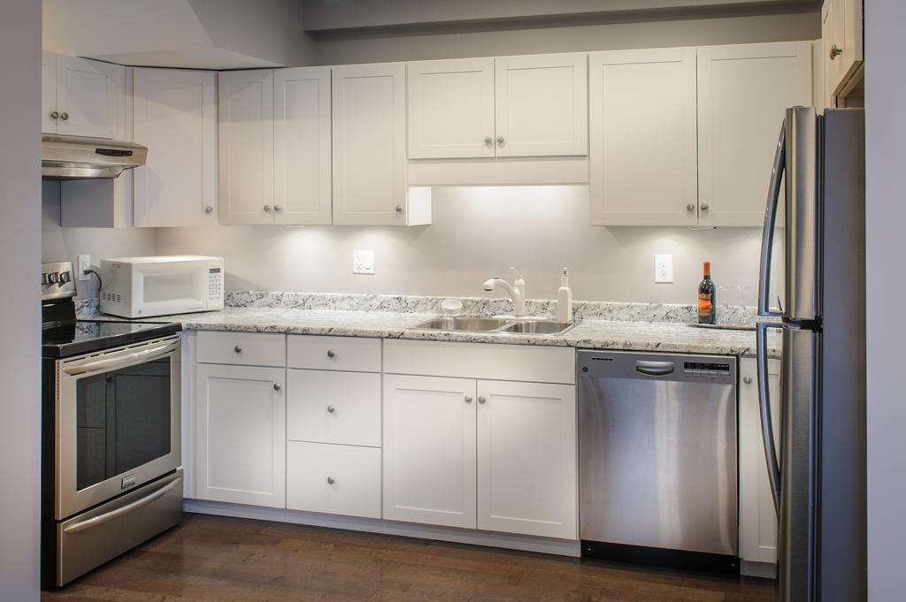 Moncton Suites - Apartments Across Georges Dumont Buitenkant foto